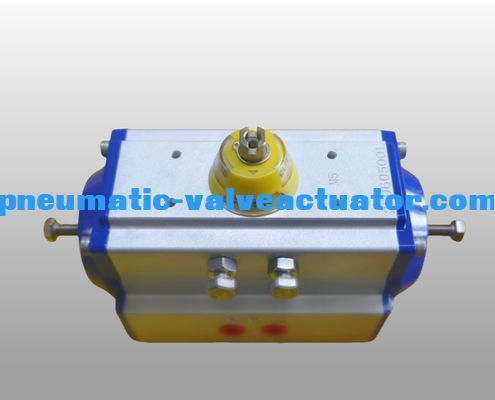 Attuatore pneumatico a rack e pinion con viti di copertura